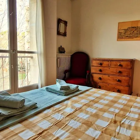 Spacious 4 People Parking, Bright Apartment *